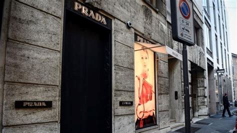negozio prada chiuso per falso